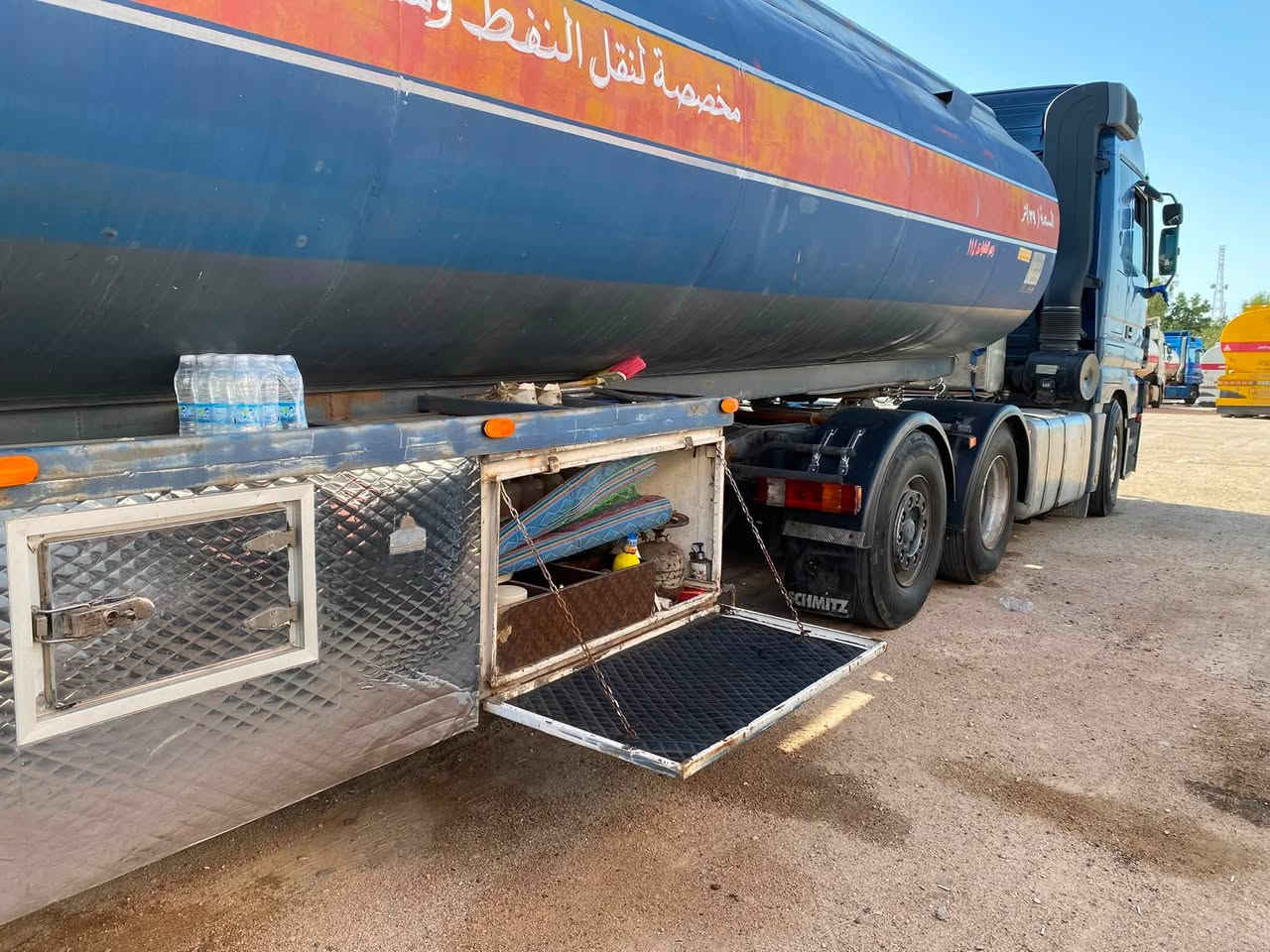 للبيع اكتروز دمعه موديل 2004
مكينه8V حجم 2550 سنكل خلفي بلادي 
حمولة 38000
رقم انبار 
تخم تاير سياره جاهزه ومكفوله كفاله عامه 
للستفسار رقم***********

