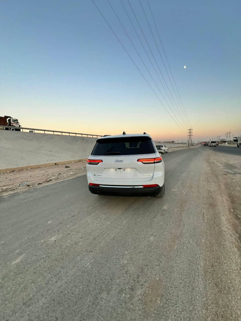 السلام عليكم لبيع Jeep LMlTED 2023  حره رقم بغداد دولي بسمي تحويل ثاني يوم السياره حلوه جديده ستخدام شخصي مبدل بيه فقط اللايت المامي وصبغ ربع بنيد وصبغ خشم الجاملغ المامي والباقي كفاله من كلشي ارباك كفاله مضارب لا شخوط السياره لا زلوغ لا فتح لاتبديل لا كلشي السياره على البلاد وضعهاا موصفات فول عدا الفتحة  اتصل ***********مكان السياره البصره     *********** القرنة, البصرة
