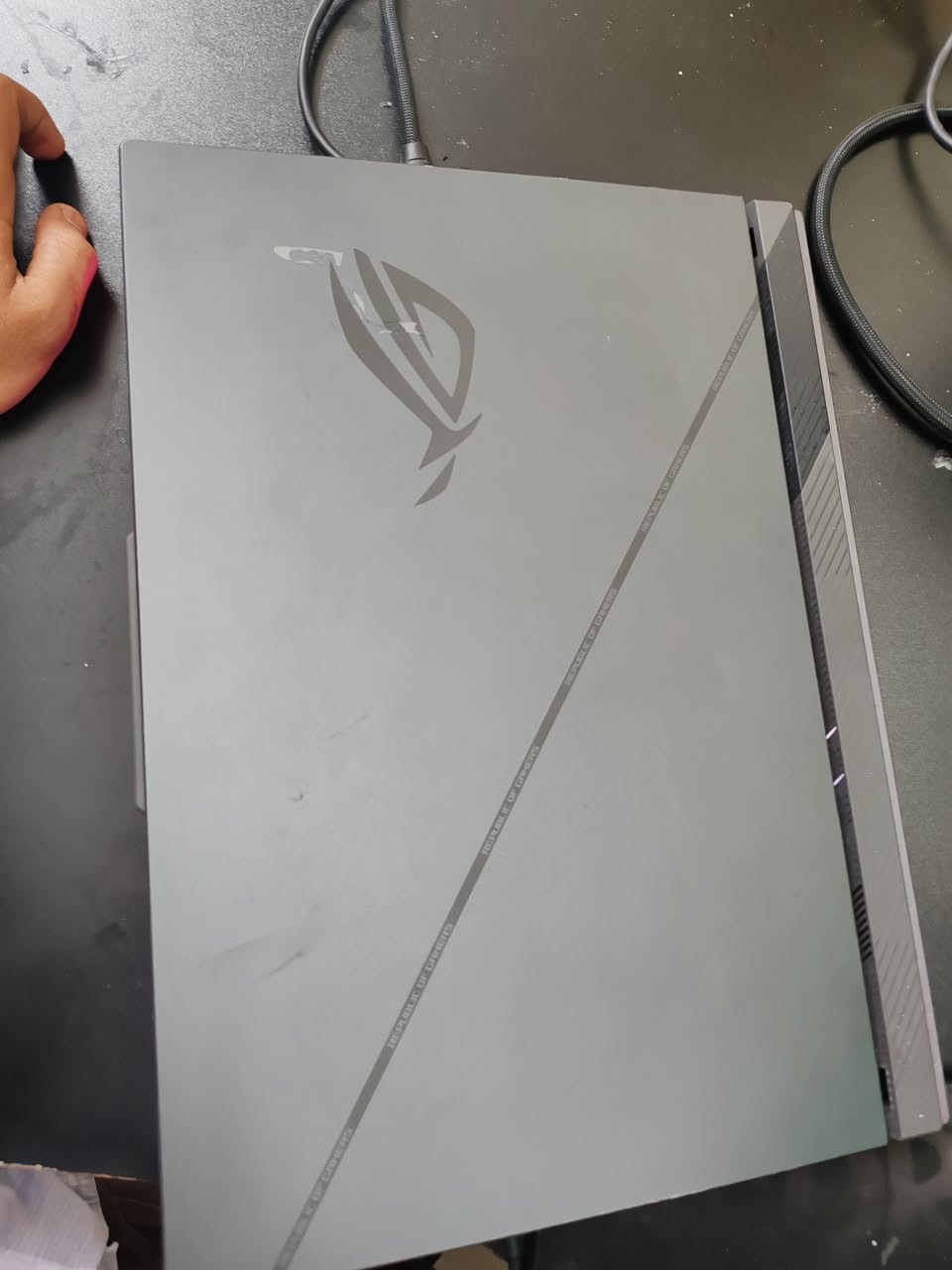 ASUS ROG Strix G16 

​لابتوب مواصفات عالية جداً للبيع. الحاسبة شغالة 100% وما بيها أي عطل فني.
المعالج: Intel Core i9-14900HX (الجيل 14)
​كارت الشاشة: NVIDIA GeForce RTX 4070 (8GB)
​الرام: 32 GB DDR5 (5600 MT/s)
​المساحة: SSD m.2nvme 1.5 TB
​النظام: Windows 11 Pro أصلي

ملاحظة: يوجد أثر صبغ أميري على الكيبورد والشاشة وشخط بالشاشة لان ردت ايل الصبغ بس ما صارت (بسبب جهال اخويه).
​السعر: مليون و٨٠٠ الف دينار (وبيها مجال)
​الموقع: بغداد / الطالبية
​للتواصل: ***********
