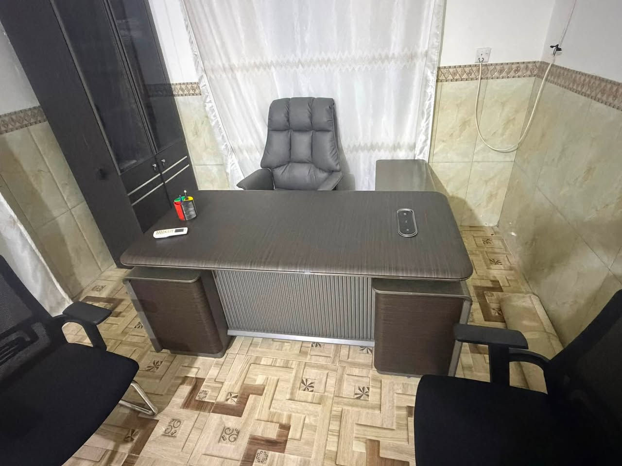 سلام عليكم 
ميز مكتبي جديد جداً عرض 160 فول مواصفات  بي جرارات قاصه عدد 2 بي سيار بي اناره لي مروحه صغيره 
مكتبه مال ميز بيبان قاصه 
كرسي رئاسي جديد جداً 
كراسي عدد 2 جدد 
السعر 750  الف قفل اني اشتريتهن  قبل شهرين بمليون واربعميه 
العنوان بغداد الكراده 
***********
