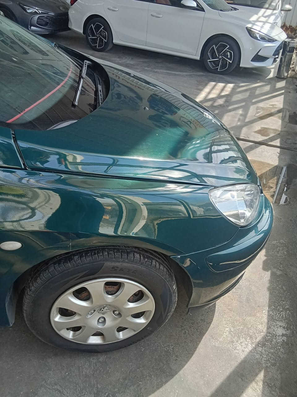 السلام عليكم بيجو 2005 لون زيتوني السيارة باسمي نظيف جدا سعر 50 ورقة تحياتي هاتف ***********
