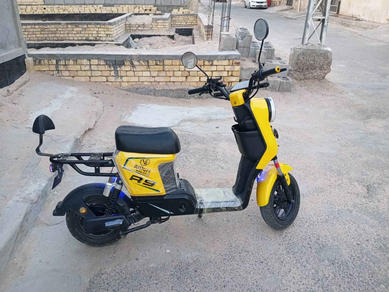 دراجه شحن R9 للبيع موديل ٢٥ بطاريات وينلي بلاديات ***********
السعر ٢٥٠ بيع مستعجل 
بصرة ابي الخصيب
