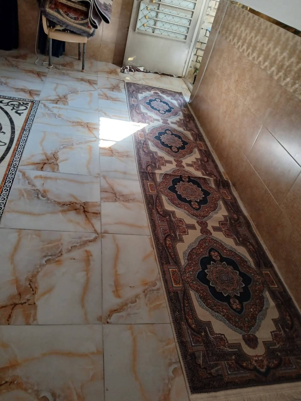 السلام عليكم بيت البيع 100 متر مربع مفوله بناء حديث استقبال وغرفه وصاله  ومطبخ مكان زعفرانيه دوره الشرطه من طب من ركن المصريه كبل اول فرع عل يسره كاع سيد عباس  مجاري موجوده وحالين اكو عمل عل ارصفه وسبيس طابو زراعي سند 25 وكاله ام الصوره سعره / 65 وبيه مجال   رقمي *********** واتساب هم  موجود
