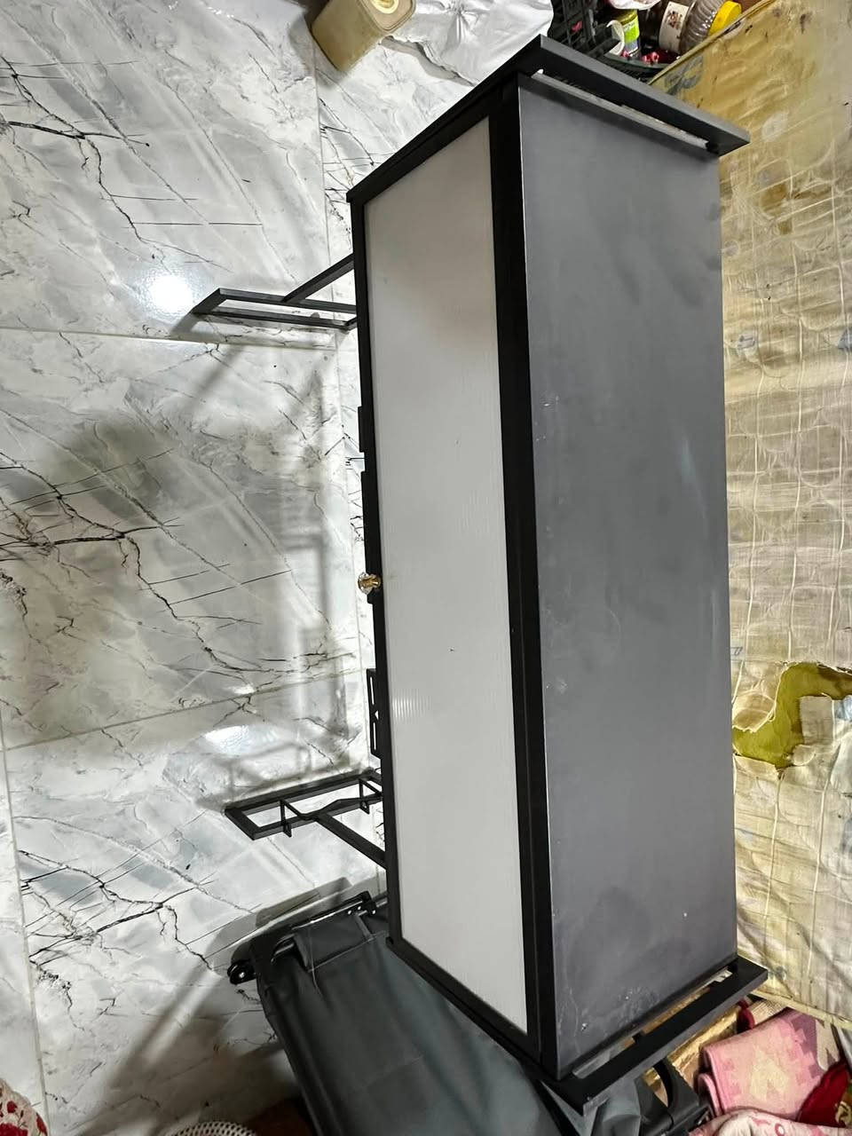 للبيع مجموعة اغراض منزلية
جهاز جري وهزاز شغال 175 الف
غسالة اوتماتيك الحافظ 18 كيلو شغاله كلش نظيفه ب200 الف
ميز سنك الحجم الكبير جديد ما مستعمل 25 الف
جرباية سفري جديدة 25 الف
لوكر حديد 4 بيبان سعر الواحد 85 الف
جرابي حديد عدد 8 الوحدة على 35 قفل 
واذا كلهن على 30 
مكاني البصرة 
***********
