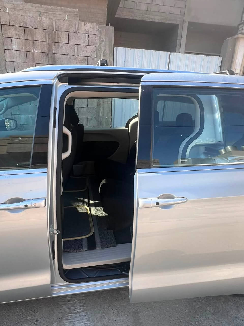 السلام عليكم..

كرايسلر فيوجر 2023. امريكي🇺🇸❤️‍🔥

فول مواصفات عدا بانوراما🛑.

7 راكب ، كشنات VIP منفصلين+حصان.

ماشية 70 الف🛣️

كير ومكينه شرط..🔒

المواصــفات:

تبريد ثلج 3 قطع كل مقعد بي تبريد ثلج❄️ .

الابواب شفط وبيهم 4 بصمات : على يدة الباب ، ودكمة يم المقعد ، بل بصمة ، بل سگـف يم السـايق.⚡️

التحكم كهربائي بل كامل ، تشغيل عن بعد.

صندوق بصمة من السويچ ومن السكف.

الهاندبريك دكمة والگير بكرة.🚨

الشاشة جبيره وبيها carplay بلادي.🚗

تحكمات الستيرن الاعتياديه ( مثبت سرعة . التحكم بـالصوت .الخ)

الكيج مفتوح الى 260🚀🚀.

لايت زينون💡.

يعني من الاخير فول عدا الفتحه..

الضرر🥊:فقط دعاميه واكعه فقط السياره كلين تايتل والحادث موضح بل صوره.

المكان📍: موصل / حي الحدبـاء

الرقم : *********** +واتـس اب

الـسـعر💵: 235$

السياره ناقصها بس خيـالـها.❤️‍🔥❤️‍🔥
