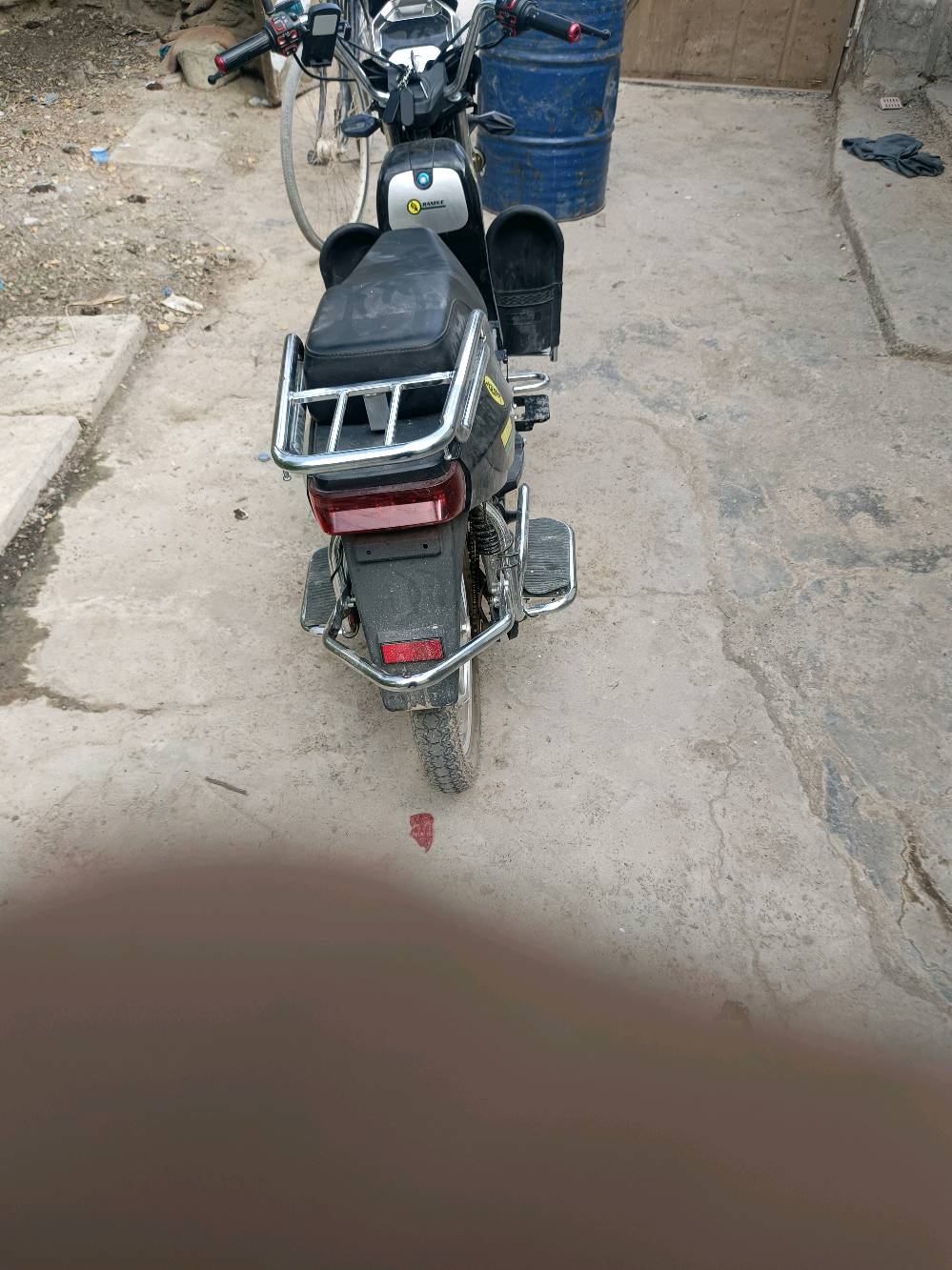 دراجة شحن صار اسبوعين اخذتها محتاج فلوسها الدراجة نظيفه ما بيها أي شكال تجيب المصلح وياك وتجي السعر مليون وبي مجال العنوان ديالى بعقوبة معسكر سعد