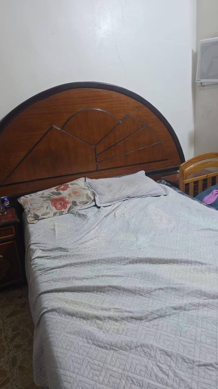 السلام عليكم غرفة اخشاب للبيع 
بسعر مناسب ***********
