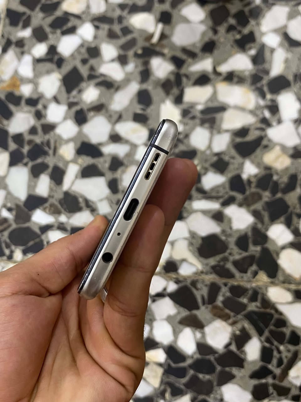 realme X2 Pro90افريم بلواتساب***********نالجهاز ملحقاته كامله سعر250وبي مجال الشراي
الشاشة: Super AMOLED، حجم 6.5 بوصة، بدقة FHD+، بتردد 90Hz، وحماية Gorilla Glass 5.المعالج: Snapdragon 855 Plus، تكنولوجيا 7 نانو، مع معالج رسومي Adreno 640.الذاكرة: رام   8   جيجابايت، مع تخزين 128  جيجابايت.الكاميرا الخلفية: رباعية؛ 64 م.ب (رئيسية) + 13 م.ب (تقريب) + 8 م.ب (واسعة) + 2 م.ب (عزل).الكاميرا الأمامية: بدقة 16 ميجابكسل.البطارية: بسعة 4000 مللي أمبير.الشحن: شحن سريع بقوة 50 واط (SuperVOOC).الخامات: ظهر زجاجي (Gorilla Glass 5) مع إطار ألومنيوم، والوزن 199 غرام.إذا كنت ترغب في مواصفات ميزة محددة بالهاتف، حدد لي التالي:تفاصيل أداء المعالج والألعابتفاصيل قدرات تصوير الكاميراتتفاصيل سرعة شحن البطاريةتفاصيل سرعة شحن البطاريةالتقنية: يدعم الشحن السريع بقوة 50 واط بتكنولوجيا SuperVOOC Flash Charge.الوقت: يشحن البطارية من 0% إلى 100% بالكامل في غضون 35 دقيقة فقط.الأمان: يحتوي على نظام حماية خماسي الطبقات لمنع ارتفاع حرارة الهاتف أثناء الشحن.الشاحن: يأتي رأس الشاحن السريع بقوة 50 واط وكابل الشحن الأصلي داخل
