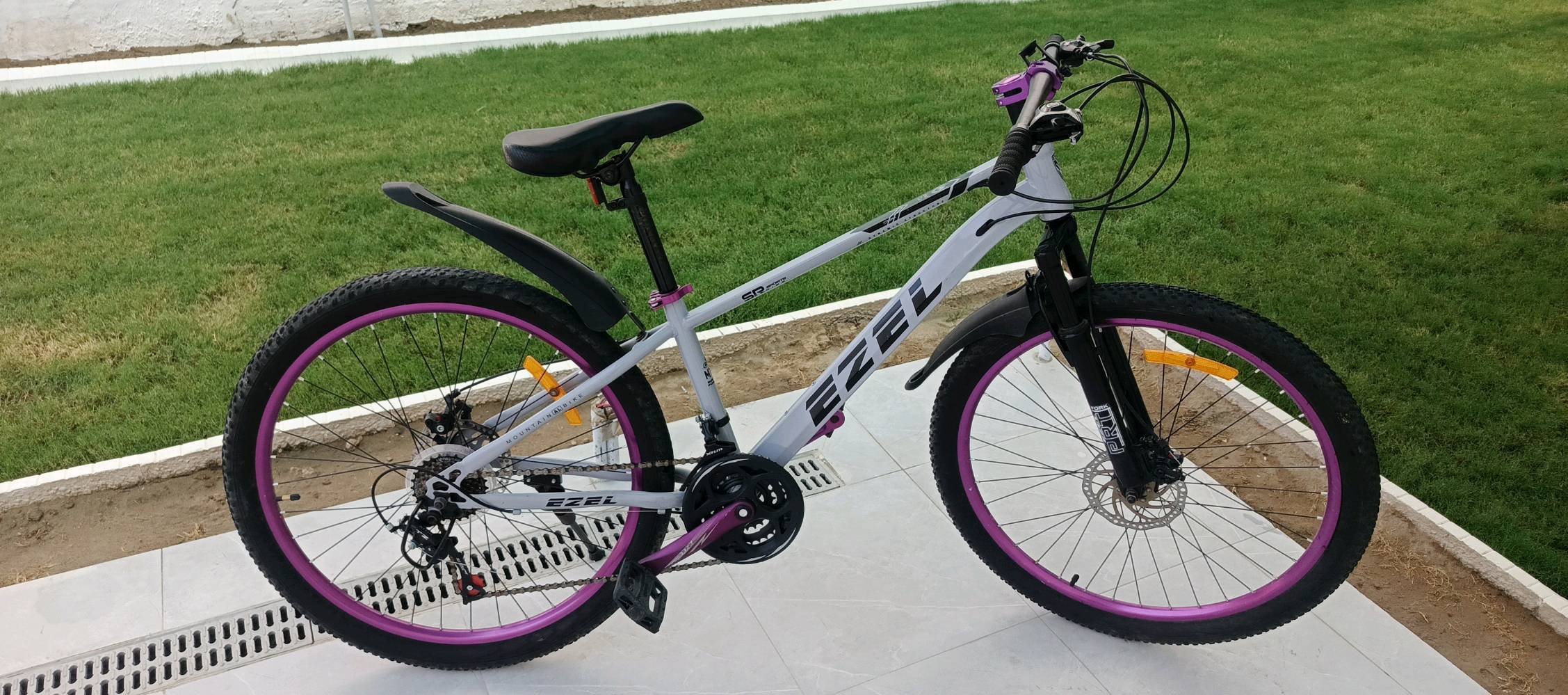 🚲 للبيع | EZEL Mountain Bike 2026 🔥

🔥 دراجة جبلية من شركة EZEL موديل 2026

⏱️ الاستخدام: أقل من شهر

🟣⚙️ المواصفات:

- 🪶 الهيكل ألمنيوم مو حديد، خفيف ومتين
- لون مميز بنفسجي ورصاصي
- حجم 26 مع تايرات جبلية عريضة
- دبل أمامي شغال 100% 💯
- گير 7 خلفي + 3 أمامي، جميع النمر شغالة بدون أي مشكلة
- بريك أمامي وخلفي دسكات (أقراص) 🛑
- واير الگير والبريك الخلفي دفن داخل الهيكل

⚠️ العيب الوحيد: يدة البريك الأمامي مكسورة، فقط يراد تبديلها.

💰 السعر: 185 ألف قابل للتفاوض
🤝 السعر بي مجال للجادين

📍 العنوان: الأنبار – الفلوجة

📞 للتواصل: ***********

📲 واتساب وماسنجر متواجد

🔥 الجادين فقط، حياكم الله ❤️