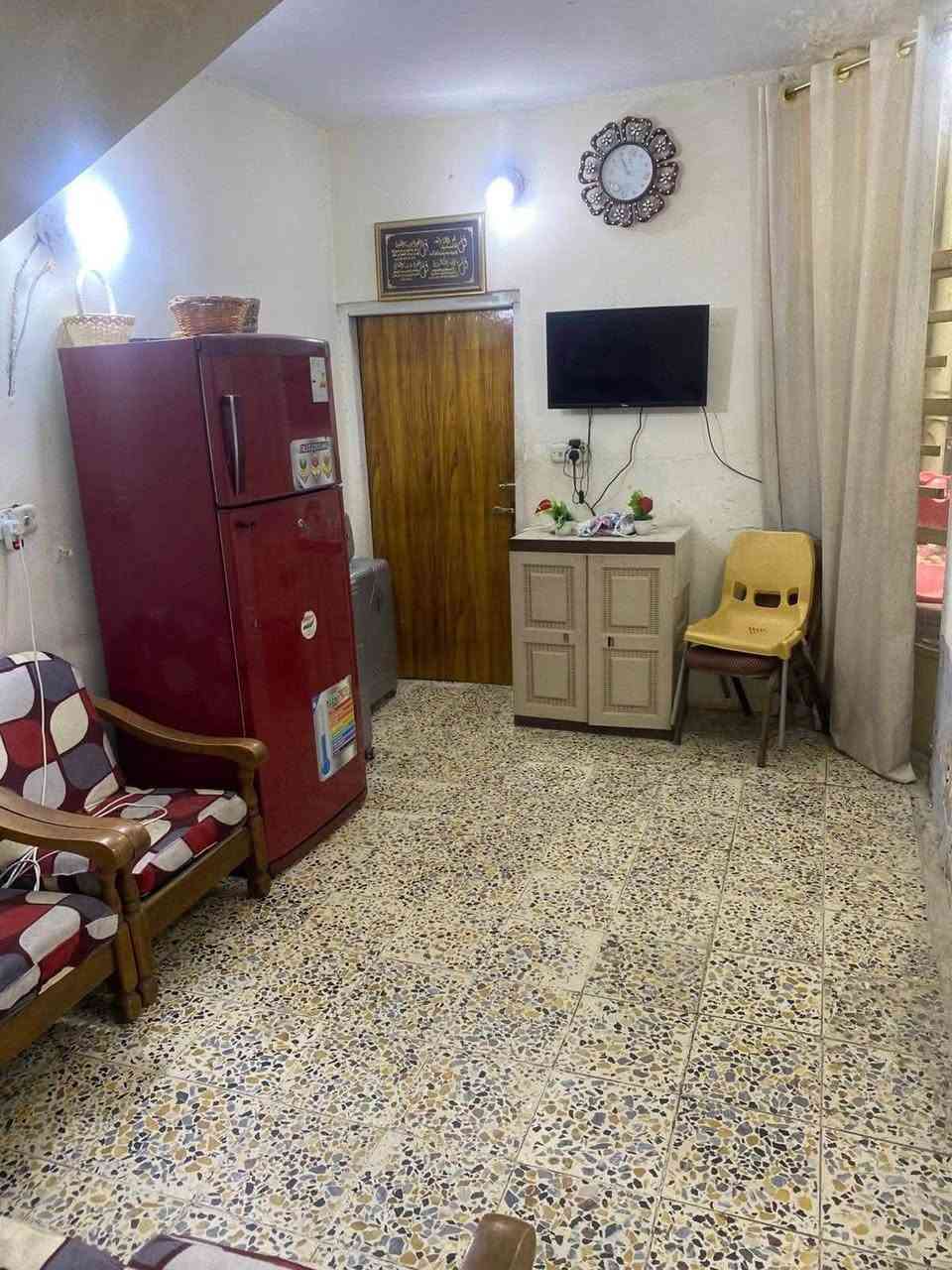 السلام عليكم
بيت للبيع مساحة 100 واجهة 5 ونزال 20 طابق ونص  الطابق الاول يحتوي صالة ومطبخ واستقبال وغرفه نوم وصحيات عدد 2 طابق ثاني يحتوي ع غرفة كبيرة وصاله وصحيات وسطحين زراعي بلديات شارع المرور قرب سيد هاني ***********
