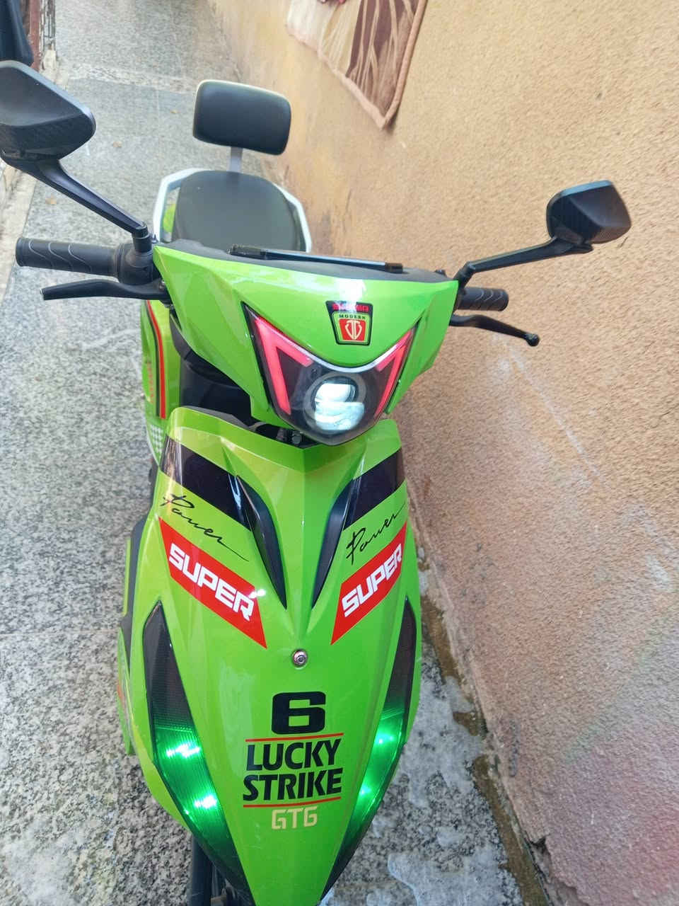 السلام عليكم
دراجة ماكس شحن 🛵
للبيع السعر 350 
دراجة نضيفة مابيه اي خلل 
مجرد يحتاجلهه بطاريات 
المكان بغداد حي الجهاد الديوان 
رقم الهاتف ***********
