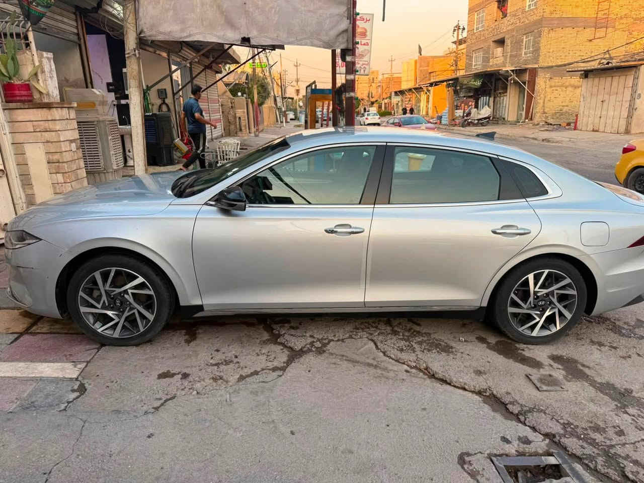 السلام عليكم
هونداي ازيرا وارد كوري غاز ااااصل للبيع

موديل 2023. كلين السيارة رقمة بغداد 

سيارة جديده وجاهزه 

مواصفات 

بصمه 

شاشه 

كأمره 

حساسات

كير دكمه 

ومواصفات بعد هواي

محرك 6 سلندر 3000

مكانها بغداد / بغداد الجديدة 

الاستفسار وسعر ***********
