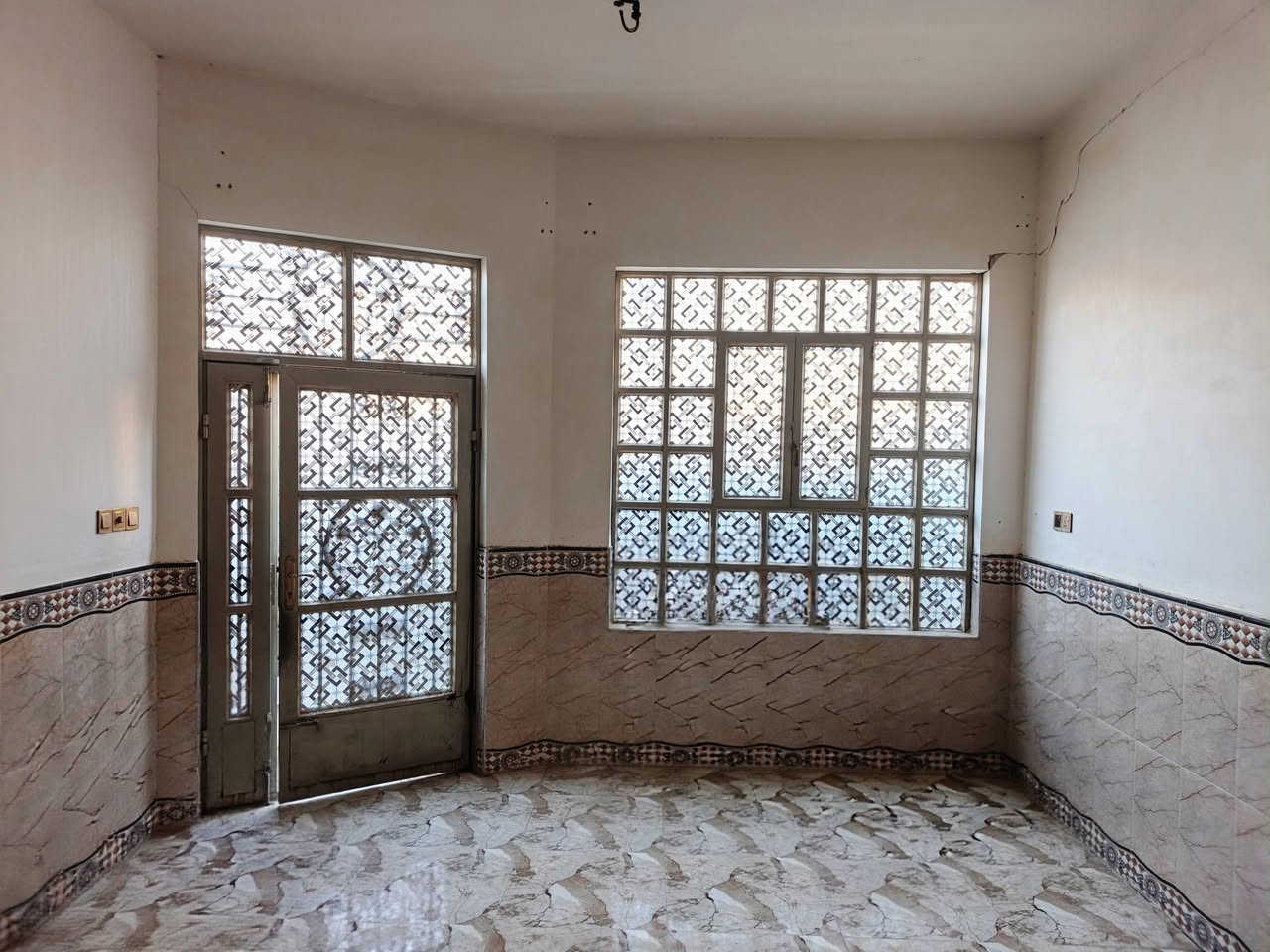 ‏منزل للبيع طابقين في حي الجولان الثانيه قرب جامع سعد بن معاذ..
‏المساحة 150متر الواجهه 11.5والنزال 13.5
‏البيت عبارة عن غرفتين وحدة فوك والثانية جوه وصالة وديوانيه مع حمامات اثنين..
‏السعر 80(بيه مجال). 
‏للأستفسار ‪***********‬
‏

