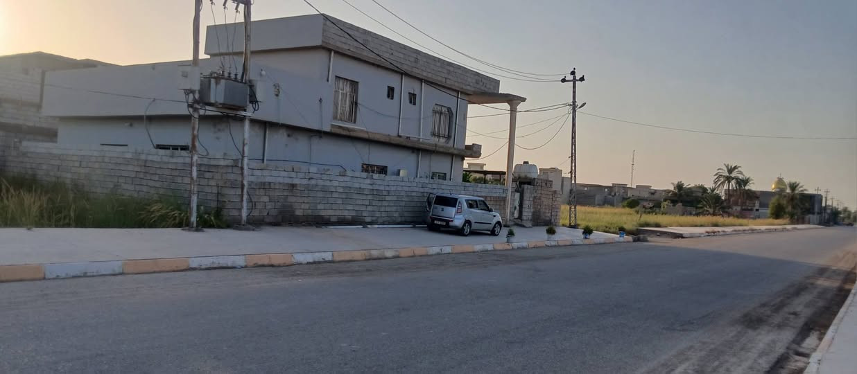دار للبيع موقع ممتاز ركن  في بلور حوض المجبرجي خلف كراج بغداد  على شارع الجامع  مقابيل ساحة خدمات كاملة ملك صرف مساحة ٣٠٠م بالسند   ٣٩٠م واقع حال بناء سنة ٢٠١٠ طابوق طابقين متكون من حديقة كراج  استقبال مطبخ هول ترك داير البيت اربع غرف نوم ثنين جوه وثنين فوك صحيات ٣ خارجي وداخل وفوك سطحين شتايكر الطابق الاول سيراميك الثاني لبخ للاستفسار *********** او *********** او ***********
