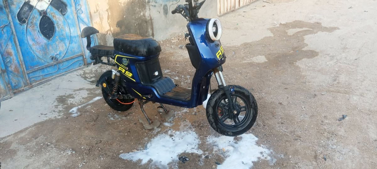 سلام عليكم شباب عندي دراجه شحن  شقاله باتريات 32البيع ار 9مستعجل عله بيعته كلش مكان بصره زبير نتصال ***********بي بس واتساب
