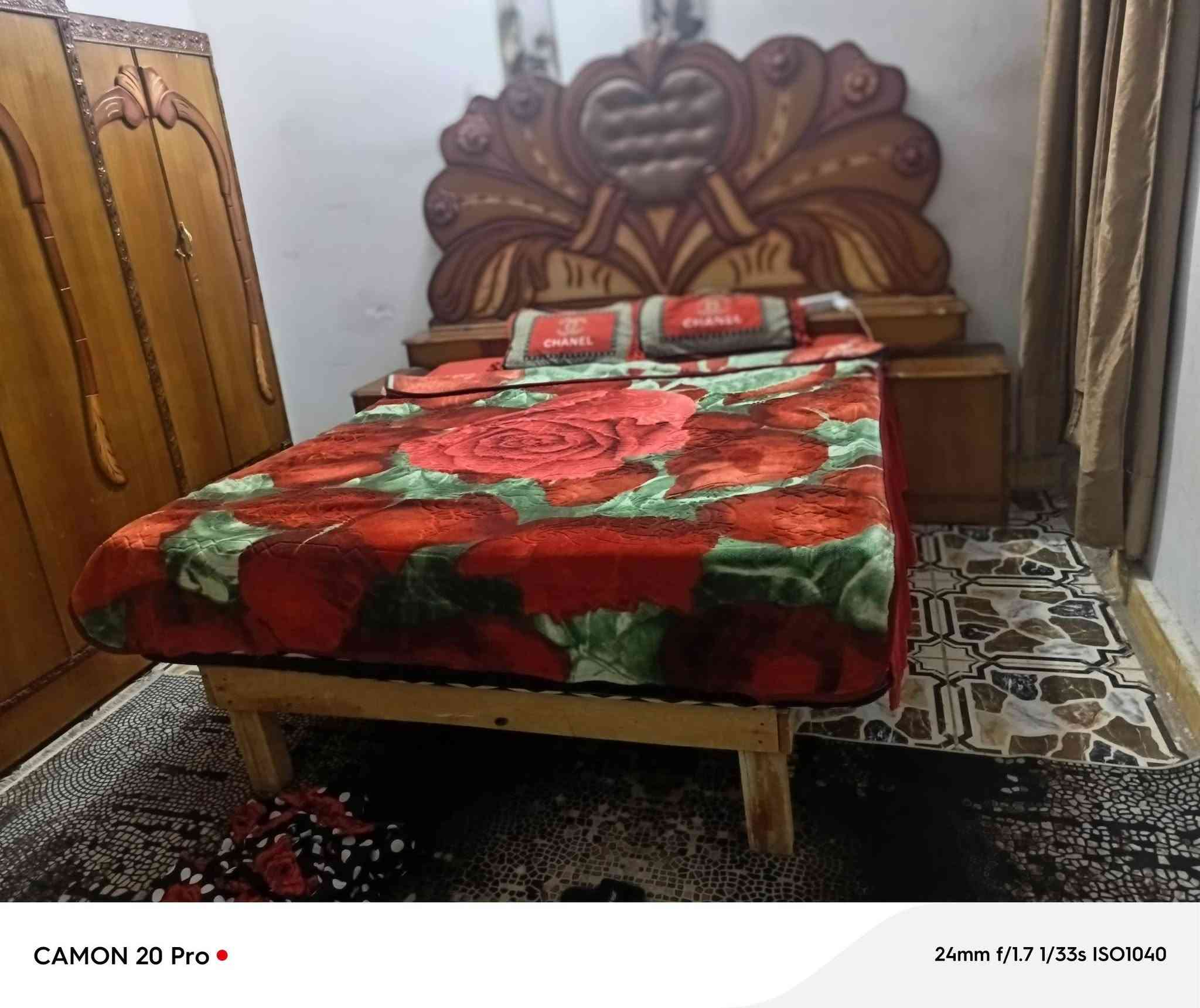 غرفه عراقي • نضيفه • ميز مرايه مكسوره