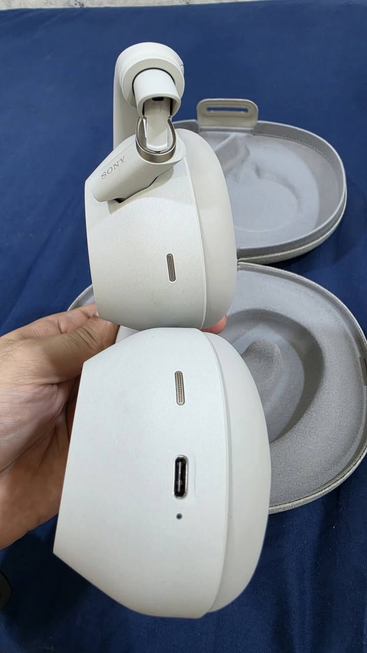 سماعه xm6 جديده ماخذهه قبل سبوعين ب ٥٠٠ الف سعر البيع ٤٠٠ الف و والله جديده وكامل غراض
لان احتاجيت اريد ابيعهه ووياهه فاتوره بيهه كل تفاصيل 
*********** 
واتس مسجات فقط اخوتي 
مكاني بغداد الحريه لا يتوفر توصيل
