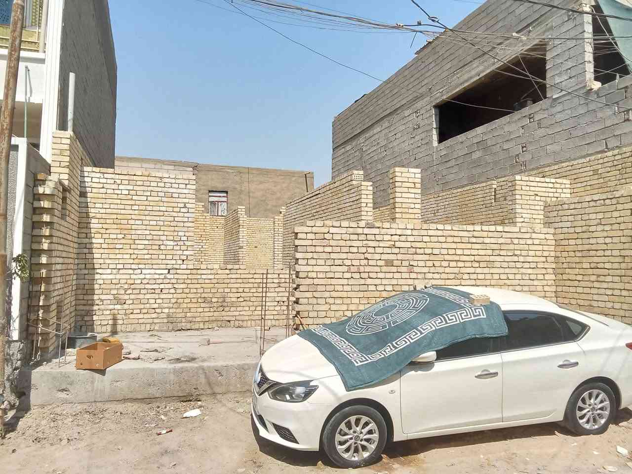هيكل للبيع مساحته 140 بنيان طابوك رفت 3بيت عن الشارع أول ما تنزل السده عله ايدك اليمنه 3فرع 
بيت كامل خامس باب بيت كامل جاهز عله ستقبال مطبخ صاله حمام غرفتين كراج وصحيات على الخاص واتساب ***********
