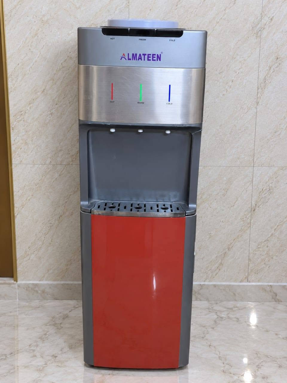 للبيع براد ماء  ALMATEEN بحالة جيدة، نظيف ومرتب.
✨ المواصفات:
🔥 ماء حار
💧 ماء فريش/عادي
❄️ ماء بارد
🔴🟢🔵 مؤشرات ضوئية للحار والفريش والبارد
🍼 فتحة علوية لوضع قنينة الماء
🧊 يحتوي على قسم تبريد سفلي صغير
🚰 صينية تجميع للماء قابلة للإزالة والتنظيف
مناسب للبيت أو المكتب أو المحل
📍 المكان: كربلاء – طويريج
📞 للتواصل: ***********

