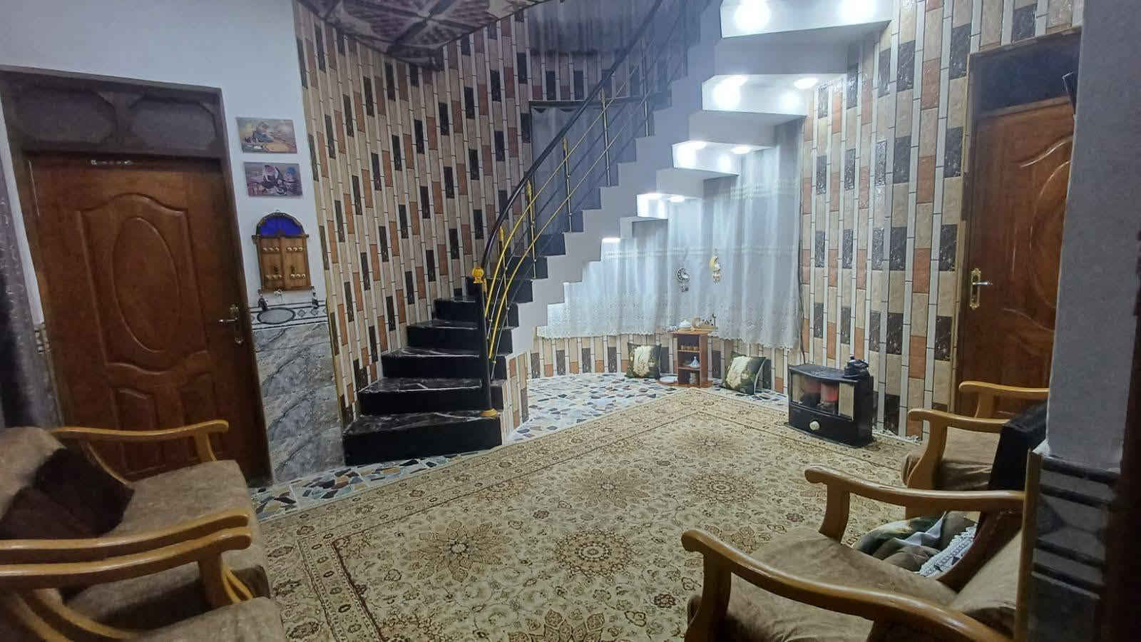 سلام عليكم بيت للبيع في الفلوجه الشهداء قرب جامع المرسلين المساحه 125 واجهة 10 ونزال 12 ونص صاير بطحي يحتوي علا اربع غرف نوم وصالتين وستغبال ومطبخ حار وبارد وكراج بيت خير من الله بيت جاهز من كلشي 
طابو صرف سند بسم شخص واحد تحويل مباشر ركن 
علا شارعين تبليط خدمات كامله مي كهربه تبليط مجاري السعر 140 وبي مجال للستفسار 
(‏‪***********‬‏) ***********
