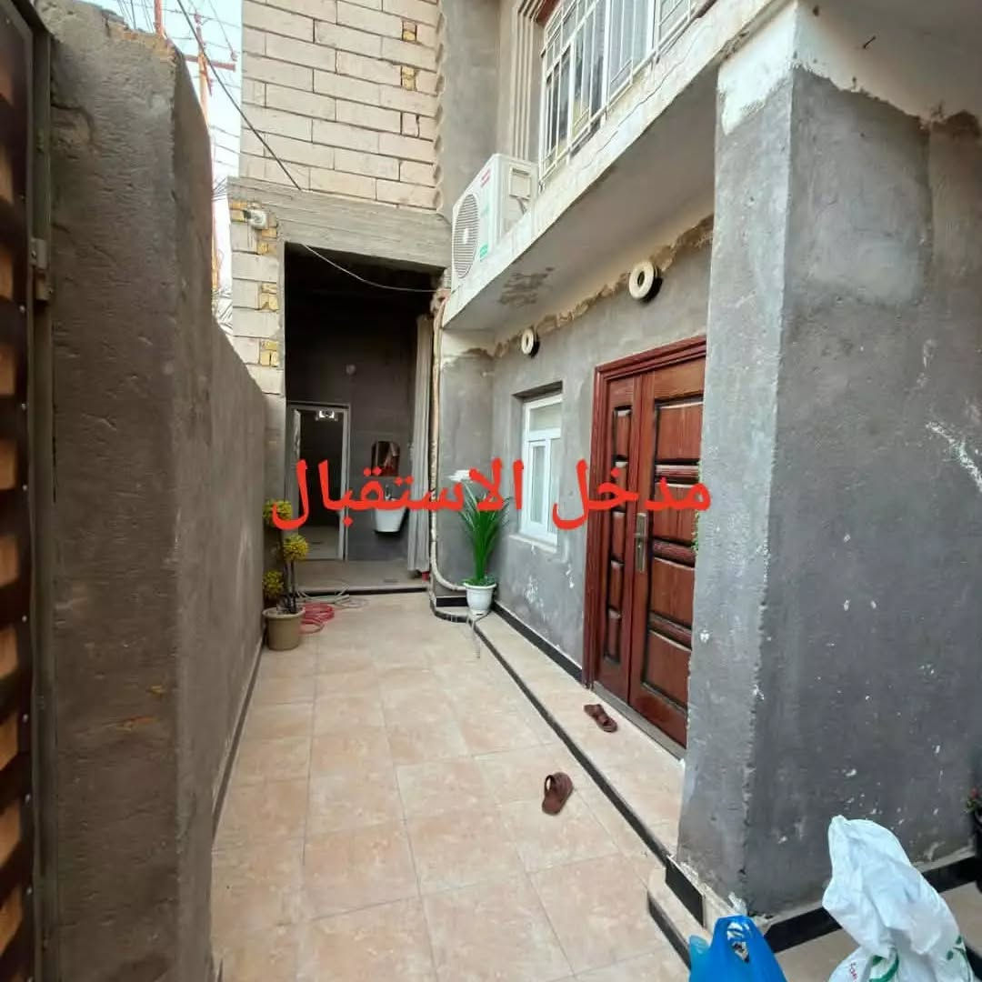 بناية تجارية للاستثمار أو السكن

​الموقع المميز: الثورة نهاية شارع المفوضية - موقع ركن على شارع تجاري نشط.
​📊 تفاصيل العقار:
​المساحة: الطابو الصرف (ملك صرف) 188 م² (الواقع الحالي 200 م²).
​الوارد الشهري: 1,300,000 دينار عراقي (مليون وثلاثمائة ألف) من المحلات فقط

​🧱 تفاصيل البناء والتقسيم:
​الجانب التجاري: 4 محلات تجارية (مؤجرة بالكامل حالياً).
​شقة خارجية ملحقة: تتكون من (صالة + مطبخ + غرفة نوم + 2 حمامات "صحيات").

​بيت (طابقين):
​4 غرف نوم.
​2 صالة.
​غرفة استقبال.
​مطبخ.
​3 حمامات (صحيات داخلية وخارجية).
​حديقة خارجية تحتوي على 5 نخلات.
​📞 للاستفسار والتواصل:
​رقم الهاتف: *********** (متوفر واتساب)
https://chat.whatsapp.com/DAUdXFm5YqX38v3lRTvPuk

نص مكتوب في الصور:
- الشقه الخارجيه المحلات التجاري
- غرفة النوم
- المحلات
- دخل الصاله
- مدخل الاستقبال