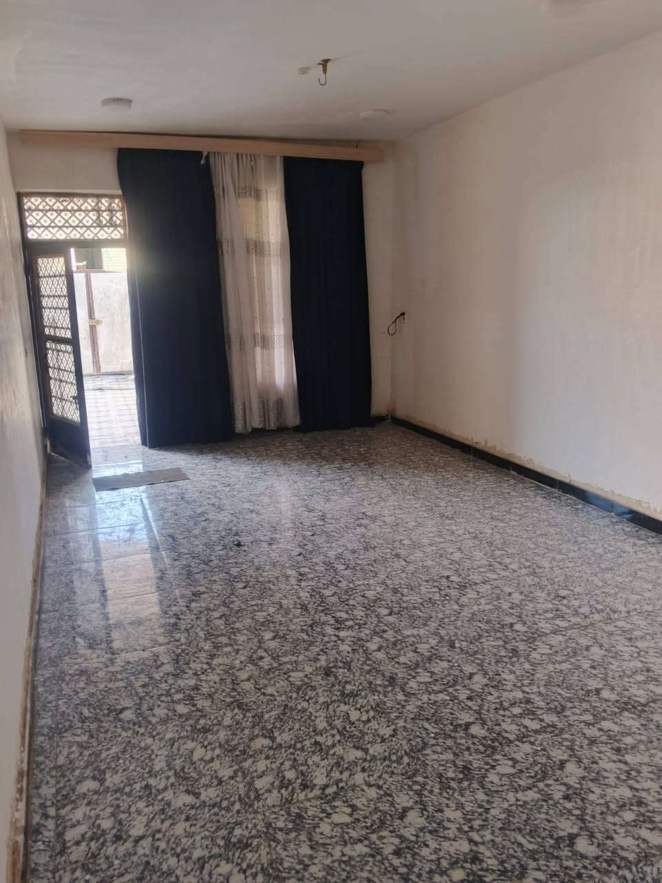 بيت للبيع مساحه300غرفتين نوم صاله سقبال ومطبخ حار وبارد مزاحم من كلشي حديقه عنوان زبيديه قرب ملعب هشام شارع عميد مزاحم=***********
