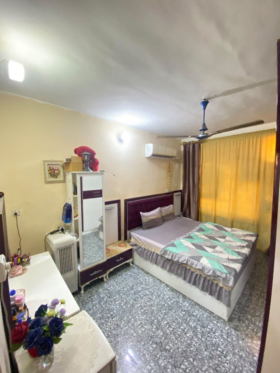 دار سكن للبيع مساحه 75متر طابق ونص 2 نوم صاله مطبخ صحيات مناور شارع الكهرباء قرب مدرسة زهور العراق اي استفسار تفضل *********** مكتب الزيدي للعقار
