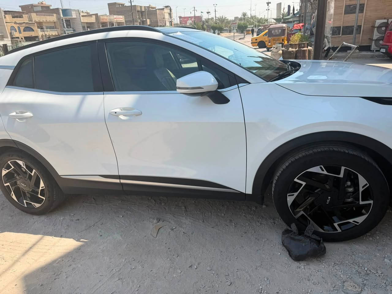 سلام عليكم سيارة سبورتج خليجية موديل 25 مكفوله بغداد باسمي مااشيه 16 الف سيارة فول عنوان:بغداد مدينة الصدر***********
