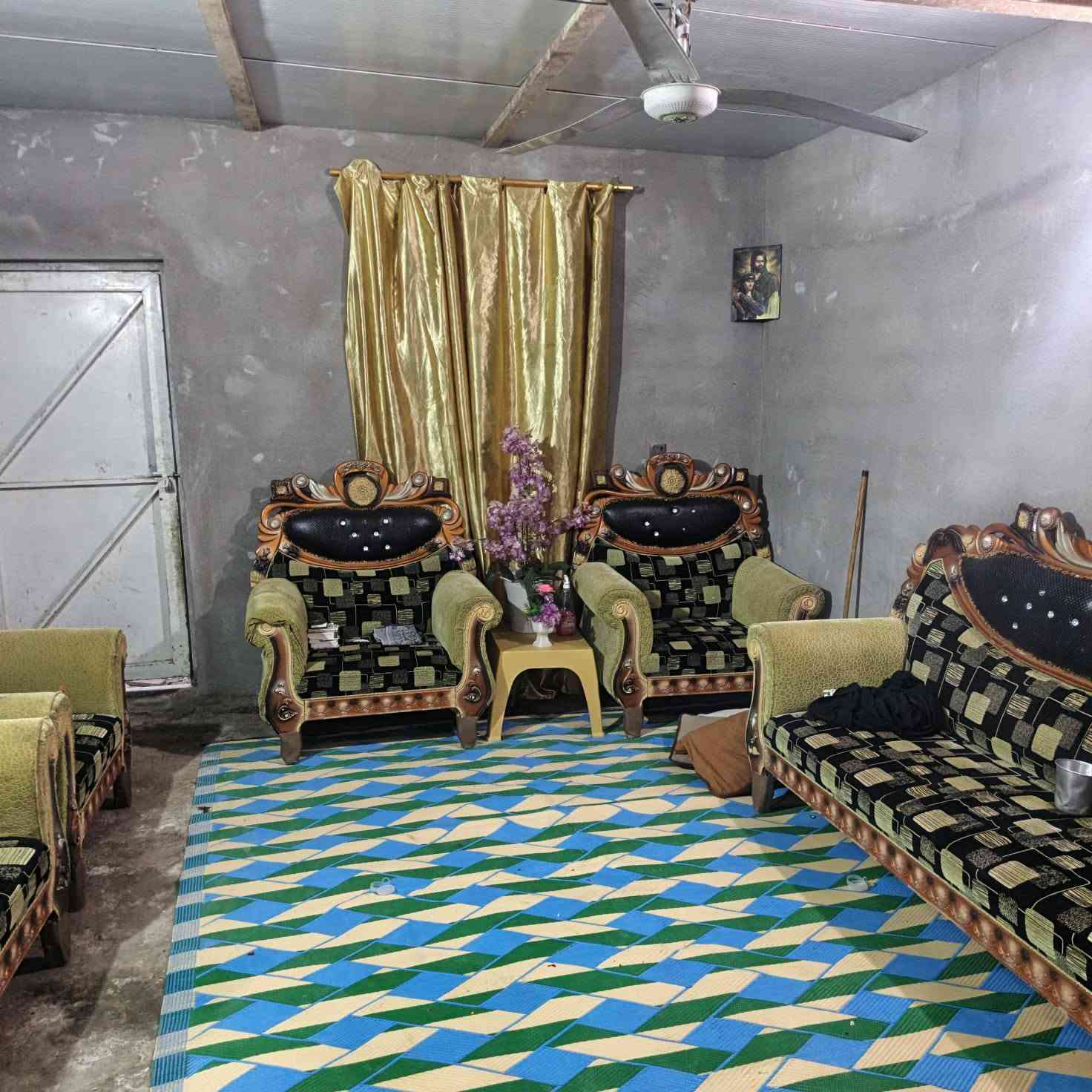 سلام عليكم يوجد بيت البيع المساحه ثلاث ميه البيت بلوك سقف سندويج العنوان كوت اليوسفيه تصال ***********

