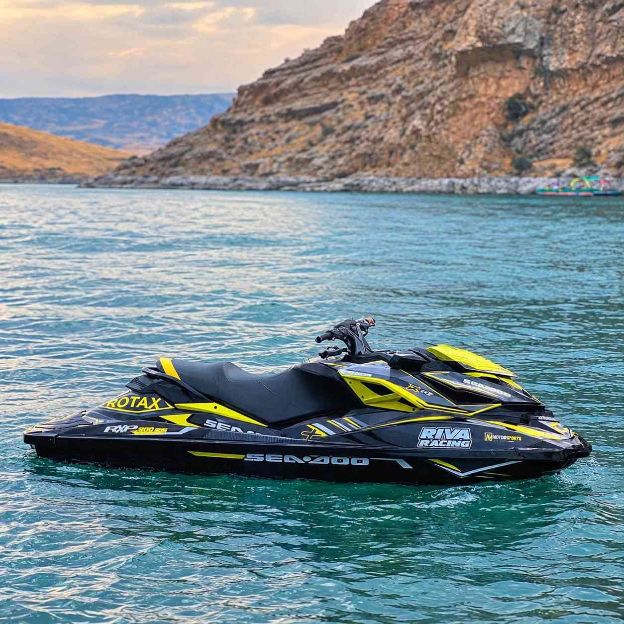 أهلاً بكم جميعاً، نعرض لكم اليوم جيت سكي (Sea-Doo) موديل 2014 بقوة 260 حصان بحالة ممتازة وخارقة للبيع.
الجيت سكي ماشاء الله قمة في النظافة وبحالة الشركة، ماشية 74 ساعة فقط والمحرك كَبْس لم يُفتح أبدًا. معدلة وجاهزة للسرعة والأداء العالي حيث تحتوي على برمجة عقل Stage 2، إكزوزت RIVA Racing، وبوشة وبروانة SOLAS. السعر مناسب جداً ومغري، ولمعرفة السعر وكافة التفاصيل يرجى إرسال رسالة عبر الواتساب ونحن بخدمتكم دائماً 🩵🔉. *********** +***********
.

سڵاو لە هەموو هاوڕێیان، ئەم جێتسکی سی-دوو (Sea-Doo) مۆدێل 2014 بە هێزی 260 ئەسپمان بە شێوازێکی زۆر نازدار و خاوێن هێناوە بۆ فرۆشتن.
ماشەڵڵا لەسەر دەقی شەڕیکە ماوەتەوە و تەنها ٧٤ سەعات کاری کردووە، مەکینەکەی کەپسە و پێداویستیی بەرزکردنەوەی هێزی لەسەرە بە عەقڵی Stage 2 و گزۆزی RIVA و بوش و پەروانەی SOLAS. نرخەکەی زۆر زۆر گونجاوە، بۆ زانینی نرخ و هەر تەفاسیلیەک بەخۆشحاڵییەوە نامە بۆ واتساپ بنێرن و لە خزمەتتاندام 🩵🔉. *********** +***********
