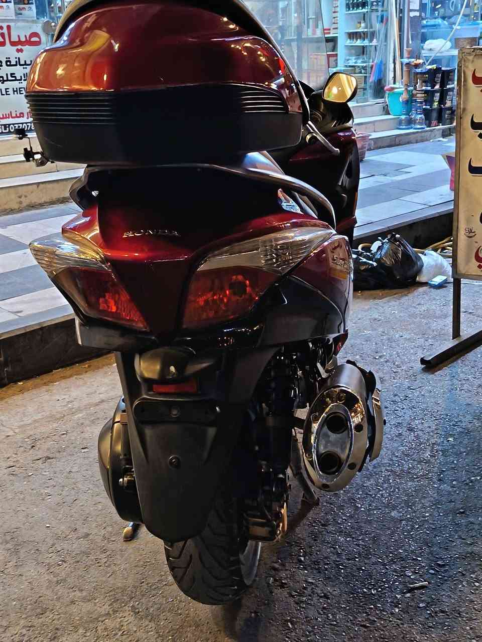 سلفر ونج جيتي 400
مكينه فووول ناعه
نظام. ABS
تدفئة يدات 
فلنجات الذهبيه 
دراجة كامله 
مابيها اي نقص 
خلي الها دهن وبانزين واطلع بيها 
العنوان 
بغداد 
مدينة الصدر 
***********
السعر 25 ورقه
