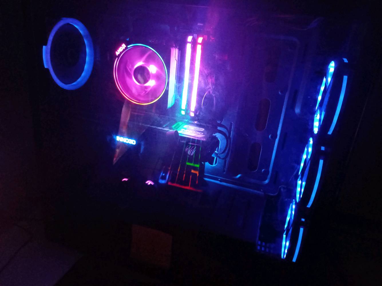 🎮 للبيع — سيت أب Gaming كامل
🖥️ مواصفات الـPC:
🎮 GPU: NVIDIA RTX 2080 8GB
🧠 CPU: AMD Ryzen 7 3700X — 8 Cores / 16 Threads
🧩 Motherboard: ASUS TUF Gaming X570-Plus (Wi-Fi)
💾 RAM: 16GB DDR4
⚡ SSD: Kingston A400 480GB
💽 HDD: Seagate 2TB
🔌 PSU: HyperK 700W
🖥️ Case: GAMEMAX
🎮 الملحقات:
🖥️ شاشة SANC 144Hz
🖱️ ماوس
⌨️ كيبورد
🎧 سماعة Gaming
🔌 UPS Dell
🖱️ Mouse Pad
🪵 طبلة / مكتب السيت أب
⚠️ ملاحظات مهمة:
كرت RTX 2080 يحتاج تصليح، وتم فحصه من قبل فني مختص، والعطل قابل للإصلاح حسب الفحص.
الـUPS Dell يحتاج تصليح.
جميع القطع الأخرى تم فحصها وهي بحالة سليمة وتعمل بشكل طبيعي.
📍 الموقع: بغداد — حي البتول
🚫 لا يوجد توصيل
📦 البيع كامل فقط