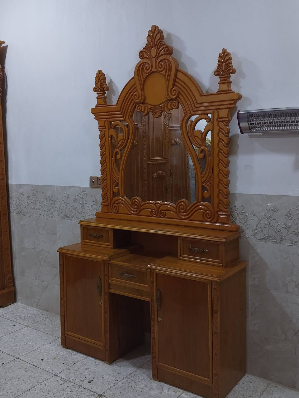 غرفه اخشاب جديده للبيع كامله 
السعر مليون وبيها مجال. 
للتواصل ***********
