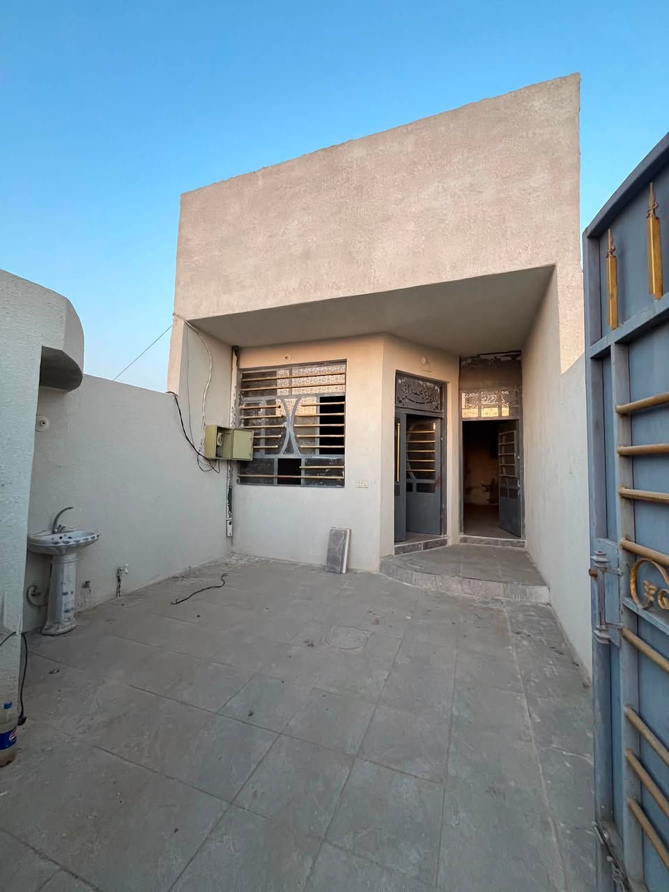 🌟 عِرض عقاري جديد ومميز من مكتبنا:

​🏡 النوع: دار ملك صرف  (للبيع)
📍 الموقع: في حي السجناء (قرب شارع مدخل 1)
📐 المساحة: 100 مربع بالسند بواجهة 5 امتار و نزال10 امتار
🔴 الخدمات: تتوفر ماء إسالة و كهرباء و مجاري و قريباً تبليط
🔴 محتويات البيت : غرفة نوم واحدة و صالة و مطبخ و استقبال و منور و صحيات 

​💰 السعر: 47 مليون دينار و السعر قابل للتفاوض
​📞 للاستفسار والتواصل أو لمعاينة العقار، يسعدنا استقبالكم في:
🏢 مكتب الرحمة | الكائن على شارع السيد محمد (ع)
📱 أو الاتصال مباشرة على الأرقام التالية:
​وسام أبو علي: ***********
​علي: ***********
​أهلاً وسهلاً بالجميع 🤝
