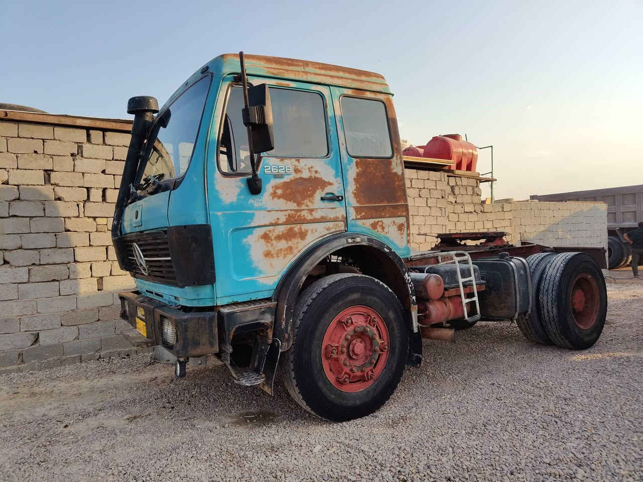 من رخصه الادمن سلام عليكم البي للبيع موديل 81 راس تريله تك مكينه 10 جديده توها مجفته كير 111 اكسل جيف رقم نجف ثلث لوحات فلات بسنويه السياره بلاديه ع وضع شركه الاستفسار على هذا الرقم ***********.   ***********
