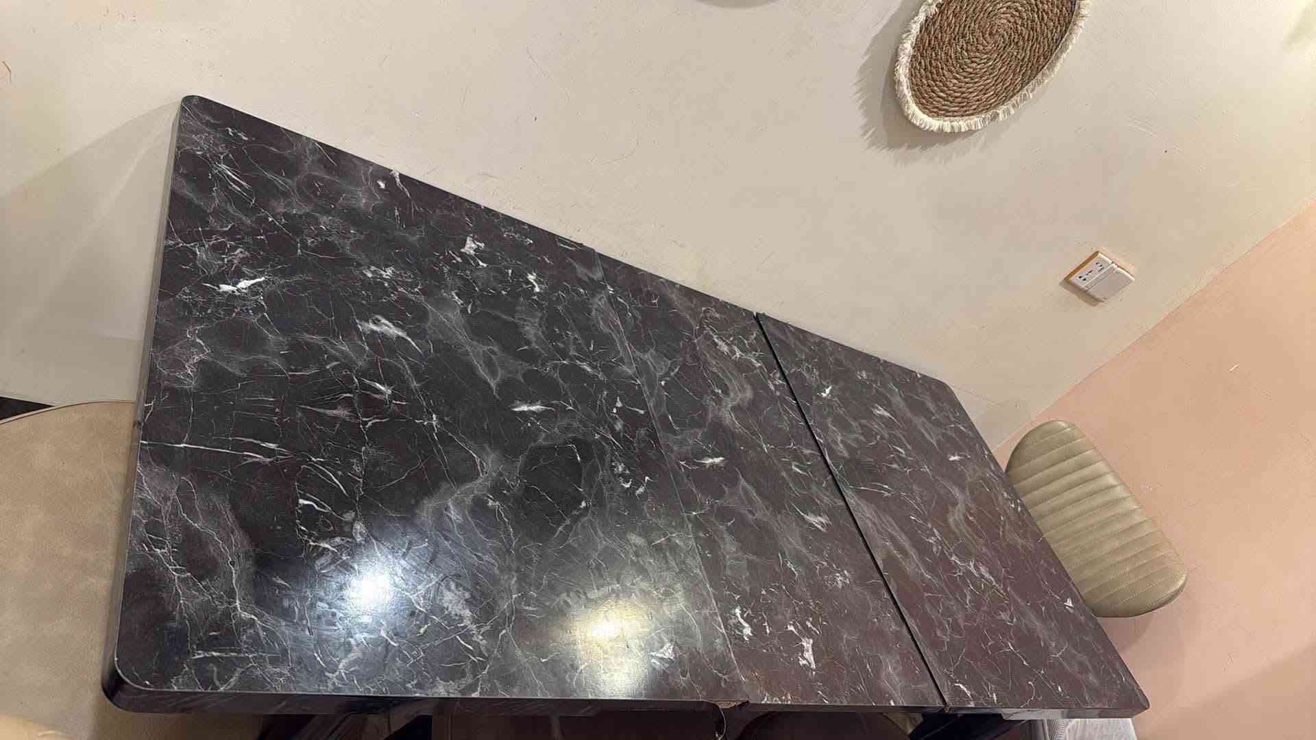 ميز طعام ومرجوحة نظيفات كلش ما بيهم اي ضرر العنوان بغداد الحريه لتواصل اتصل على هذا الرقم ***********

