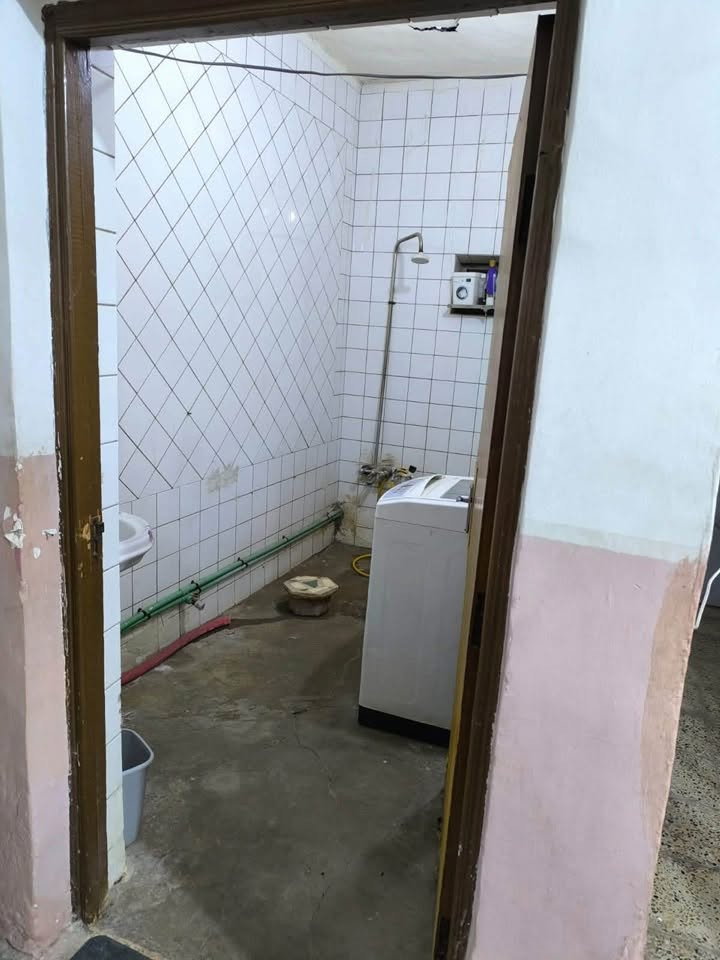 للبيع دار حي القادسيه شارع ١٥ متر بناء قديم نظيف ٢٠٠ متر طابقين ثلاث غرف نوم وصاله واستقبال ومطبخ للاتصال *********** مجتبى معله او مراجعه مكتب ضي الحسن للعقار النجف الاشرف حي الزهراء شارع الكيات مقابل جامع الزهراء
