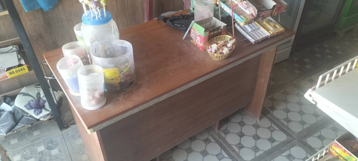 للبيع اغراض اسواق جديدة استخدام قليل مع بضاعه محل
سفينه عدد 2
برادات عدد 2 
عارض رف خشبي
رفوف جداريه 
ميز مكتب 

مكان الاكرمين قرب مدرسة خديجه

‭***********‬
