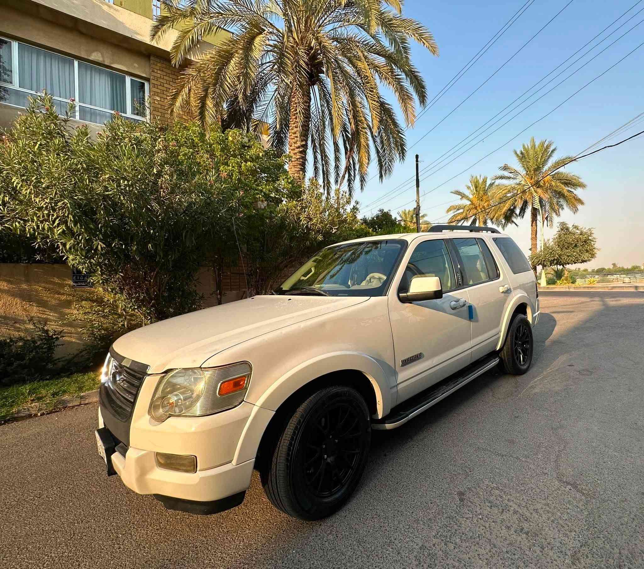 سيارة فورد إكسبلورر (Ford Explorer)  (موديل٢٠٠٨)
سيارة دفع رباعي (SUV) عائلية أمريكيةسبع راكب 

✨ المزايا والمواصفات البارزة:
1. التصميم الخارجي القوي:
 هيكل دفع رباعي (SUV) ضخم وعملي، بلون أبيض مرغوب وبحالة جسم خارجية جيدة جداً.
 مزودة برولات سقف (Roof Rails) سوداء عملية لربط الأمتعة أو الحمولات الإضافية في السفر.
 إطارات رياضية سوداء (Rims) حديثة بتصميم أنيق تضفي على السيارة طابعاً شبابياً قوياً ومميزاً مقارنة بالشكل التقليدي.
 عتبات جانبية (Side Steps) لتسهيل صعود وركوب الأطفال وكبار السن براحة تامّة.
2. المقصورة الداخلية والراحة:
 مقصورة واسعة جداً بركاب مريحين (تتسع لعدد كبير من العائلات أو الرحلات الطويلة).
 مقاعد مكسوة بغطاء أنيق ذو لون بيج متناسق مع ديكور السيارة الداخلي، مع مساند رأس مريحة.
 مسند ذراع وسطى إضافي عملي مزود بحاملات أكواب وتصميم مريح للرحلات الطويلة.
 تحكم كهربائي بالمقاعد الأمامية لضبط وضعية الجلوس بكل سهولة وسلاسة.
3. التقنيات والترفيه:
 شاشة ترفيهية وسطية ذكية حديثة ومتطورة تعمل باللمس لتلبية احتياجات الملاحة والوسائط المتعددة.
 نظام تكييف قوي وفعال يغطي كافة مقصورات السيارة بوزنها العائلي.
4. الأمان والاعتمادية:
 نظام تعليق قوي يناسب الطرق المختلفة وثبات ممتاز على السريعات والمنعطفات.
 نظام أمان متكامل يشمل الوسائد الهوائية وأنظمة الفرامل المانعة للانغلاق.

للعلم التايرات جديده مع الاسبير

السعر ٨٠ ورقه بالخير لتصير من نصيبه

مكان السيارة الكاظمية 

للتواصل 
مهندس اسامه ***********
