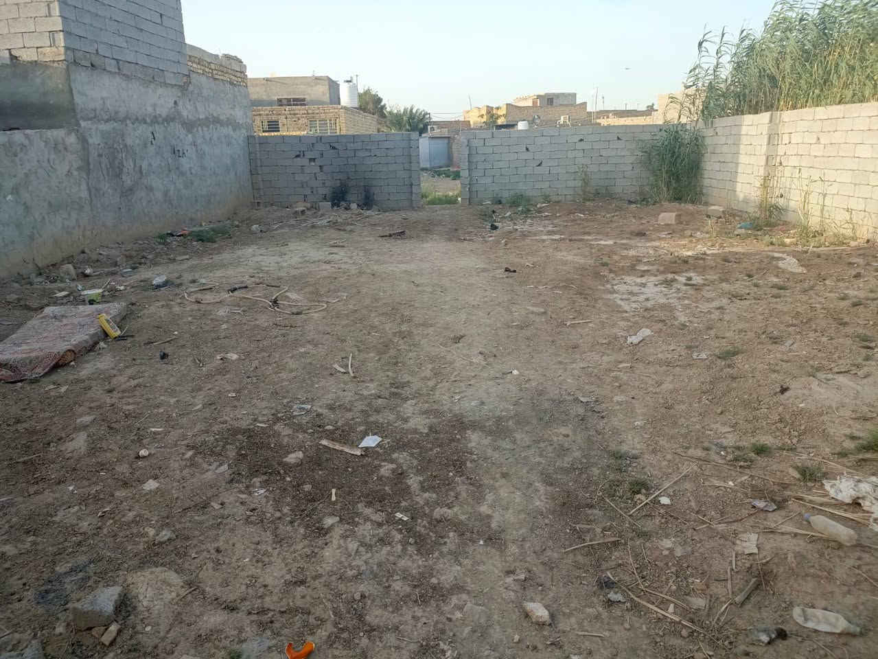 قطعه زراعي للبيع خلف جسر البدعه عالجهه اليسرى مساحتها 220 م  ركن على شارعين بيها بتلو بيت كامل ومسيجه ببلوك جاهزه للبناء السعر 16 وبيها مجال للاستفسار الاتصال بالرقم ***********
