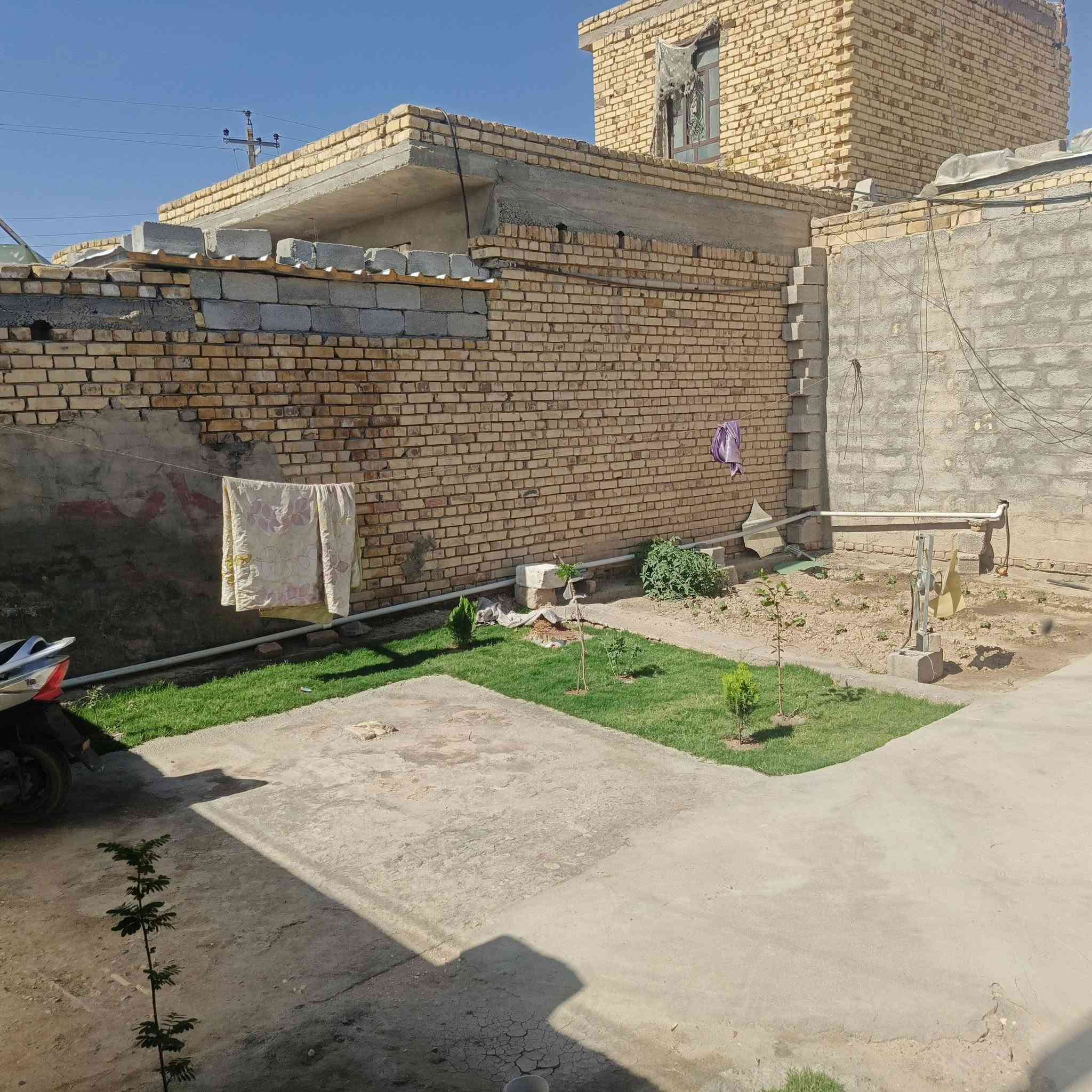 بيت زراعي للبيع - حي السبل الثانية - الناصرية
📐 المساحة: 200 متر
🏗️ الأساس: بتلو صب رباط قوي

تفاصيل البناء:
• غرفتين نوم + صالة • حمامات داخلية وخارجية • الاستقبال والمطبخ : البتلو مالتهم موجود ومدفون وجاهز للبناء 
الخدمات:
• كهرباء 3 فيز • ماء + امبيرية موجودة • الموقع مميز جداً : على الشارع العام مباشر مو فرعي • قريب على فرن الصمون - حي السبل الثانية 
للاستفسار والتواصل مع صاحب الدار مباشرة:
📞 ***********
