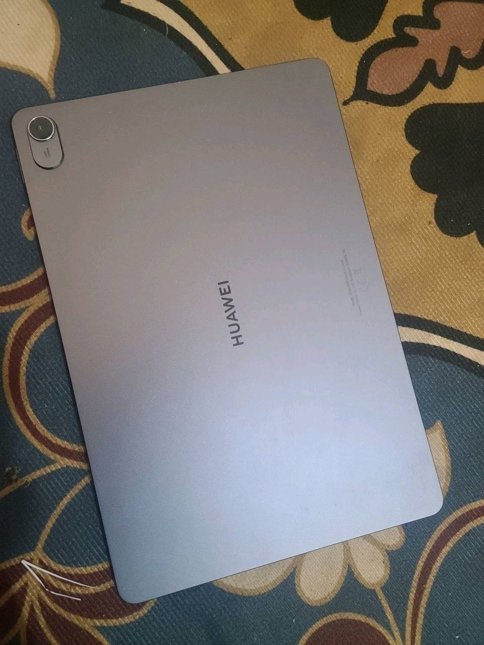 للبيع: ايباد هواوي MatePad 11.5 PaperMatte 2024 (كامل الملحقات - ذاكرة 256GB)
​الموديل: Huawei MatePad 11.5 نسخة الشاشة المطفية (PaperMatte) مريحة جداً للعين وممتازة للدراسة والتصفح.
​الذاكرة: 256 جيجابايت مع رام 8 جيجابايت.
​البطارية: سعة 7700mAh ممتازة وتدوم طويلاً مع شحن سريع.
​الملحقات الكاملة:
​العلبة الأصلية والشاحن.
​القلم الأصلي (Huawei M-Pencil).
​الكيبورد الأصلي (Huawei Keyboard).
​الحالة الفنية: الجهاز شغال 100% بدون أي مشكلة برمجية، اللمس ممتاز، الصوت والأداء بحالة ممتازة جداً.
​الملاحظة: يوجد فطر بسيط في زجاج الشاشة موضح بالصور، وما يؤثر نهائياً على الاستخدام ولا على اللمس.
​السعر: 350,000 ألف دينار عراقي (وبيه مجال للشرّاي الجاد).
​الموقع: بغداد - حي أور
​التواصل: خاص