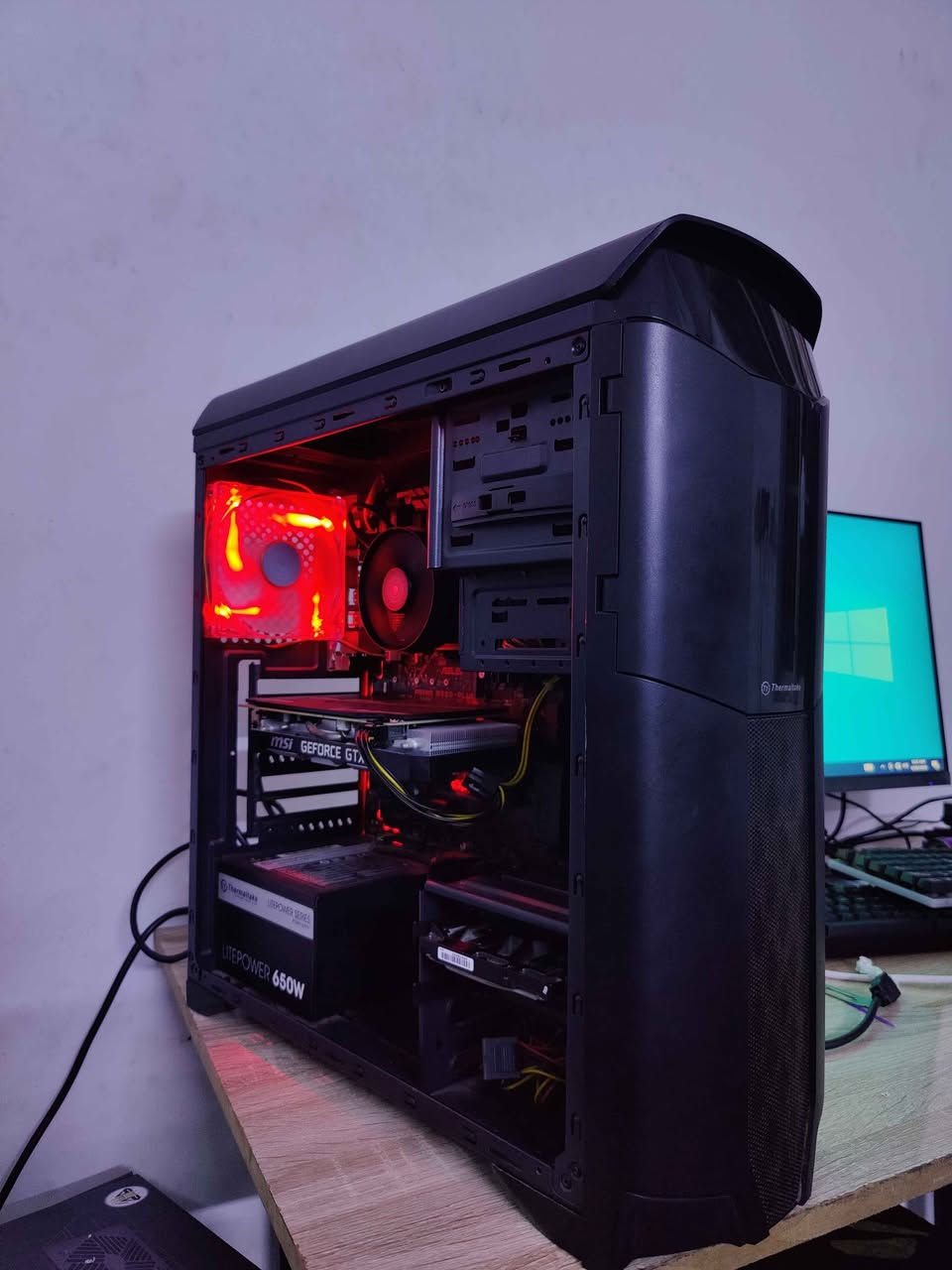 اخوان المواصفات كالتالي :
ryzen 7 2700x 
ASUS Prime b350 plus 
MSI GTX 1660 SUPER  VENTUS OC لوك ستيكر 
ram 16gb ddr4 
ssd 256gb
 hdd 1tb
psu Thermaltake 650w 
case Thermaltake

مكاني بغداد الدورة 
رقمي *********** اتصال
 واتساب ***********
السعر 650 وبيها مجال بسيط للشراي 
الكمبيتور جدا نظيف ومكفول
ياتي مع كيبورد وماوس فقط بغداد, العراق
