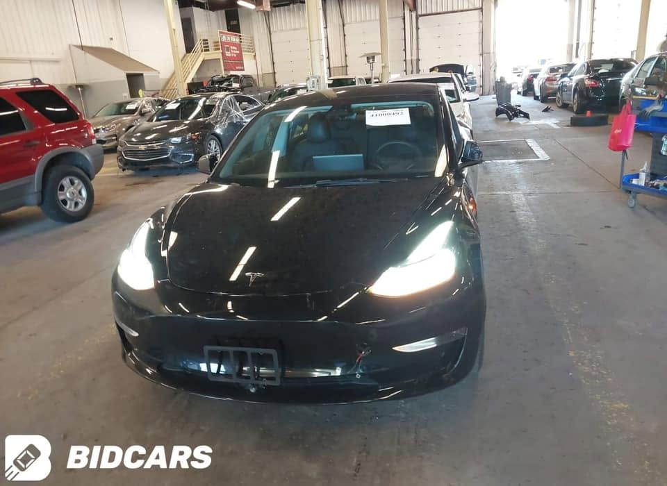 السلام عليكم 
⚡ للبيع: تيسلا موديل 3 (Tesla Model 3 Dual Motor 2023) ⚡
المواصفات والحالة التفصيلية:
رقم بغداد 
• الموديل: 2023
• الفئة: Dual Motor (دفع رباعي - AWD)
• المسافة المقطوعة: 33,000 كم فقط
• حالة البودي والضرر:
• 3 قطع صبغ.
• تعديل على البارد بالجاملغ  الأيسر (جهة السايق).
• الإيرباكات: سليمة 100% (بدون إيرباك).
• الحالة الفنية:
• السيارة أونلاين ومربوطة على تطبيق تيسلا الرسمي .
• نظيفة جداً وميحتاج لها أي صرف نهائياً.
📞 للتواصل والمكان:
• المكان: بغداد
• رقم التواصل: 
***********
