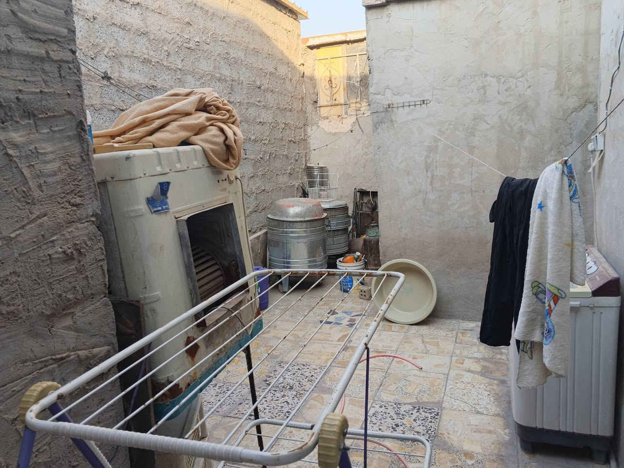 السلام عليكم بيت للبيع منطقة العبيدي قريب ع الشارع يم حسينية دموع الزهراء 
مساحة البيت 236 متر واجه 10 ونزال 23 ونص
يحتوي على استقبال وصاله ومطبخ وغرفتين نوم وصحيات البيت صب مسلح المنطقى تبليط ومجاري وكهرباء  البيت فقط مكاتبه سعره 95 مليون وبي مجال للاستفسار *********** مكلف بنشر
