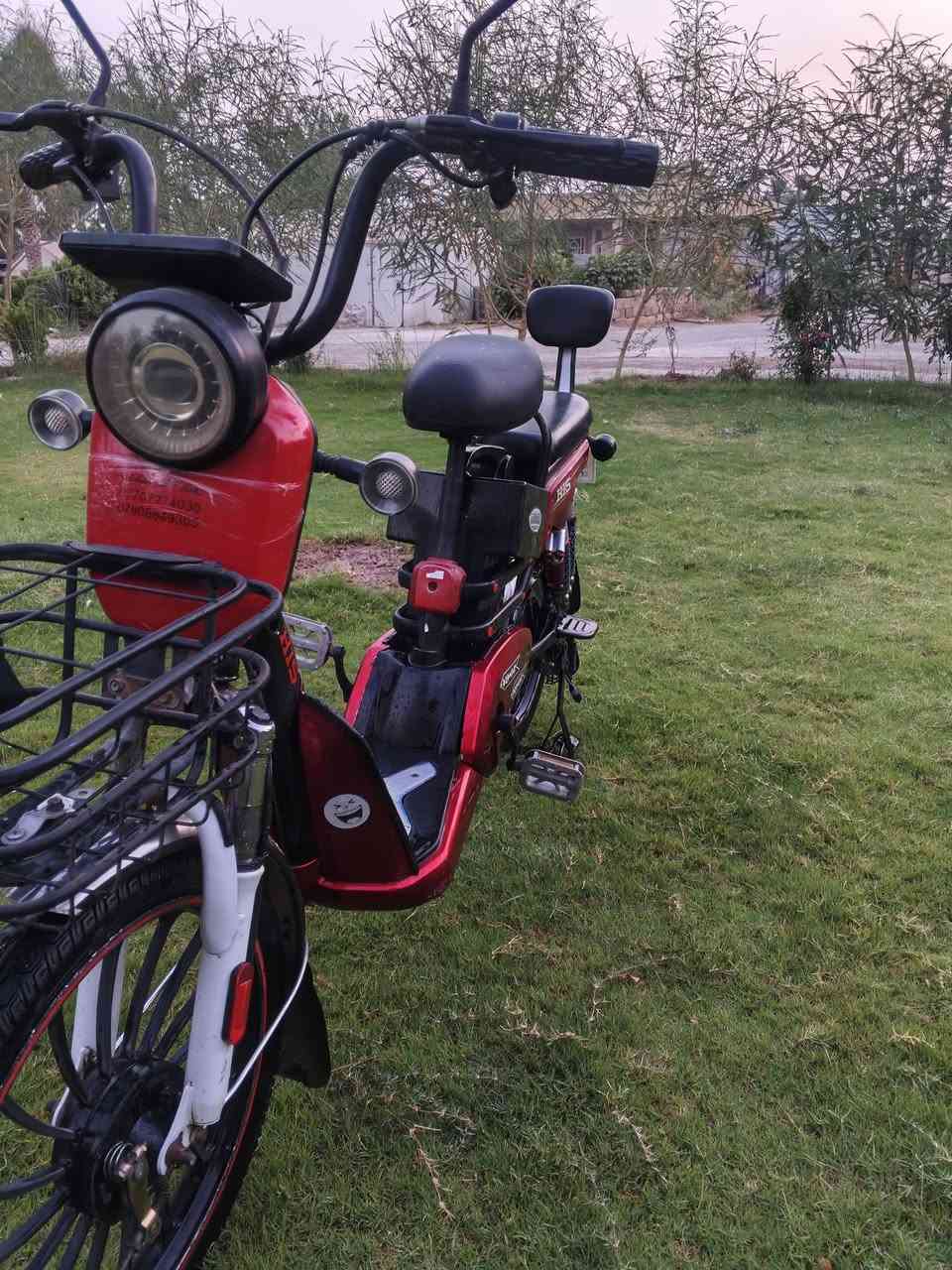دراجه كهربائية
بعدهي نضيفه شخط مابيهه مرتبه والله 
بس يحتاجلهه بطاريات
سعرهه 200 بيهه مجال للشراي
للتواصل 
***********
***********
