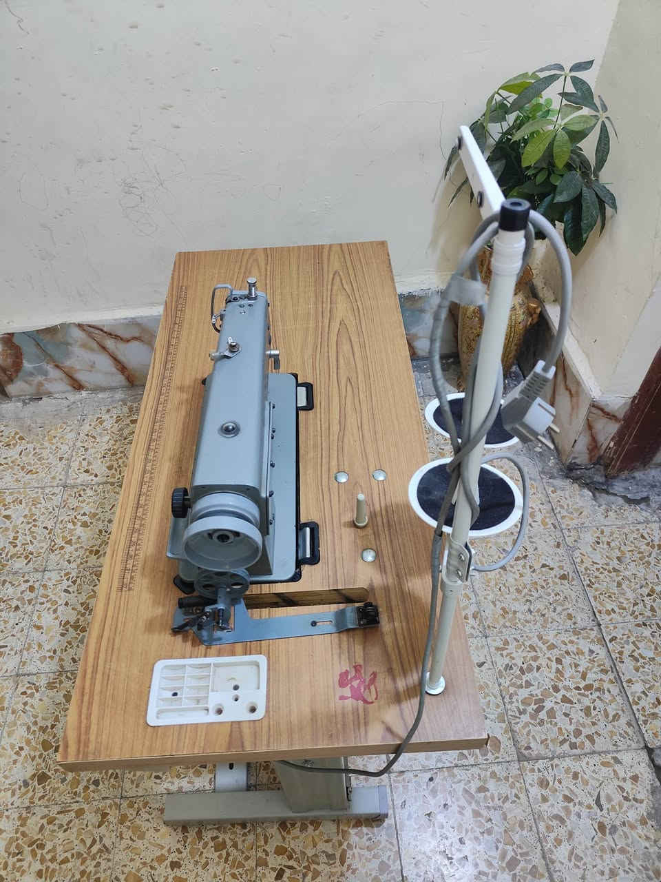 مكينه مال خياطه اصليه
ماتتحرك من مكانها من الوزن مالتها للبيع ما مستخدمه الحجيه شترتها وما عرفت لها 
السعر 300
***********
الناصريه مركز
