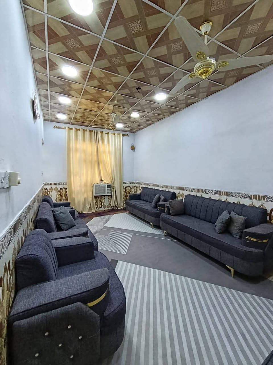 الدار للبيع طابق او نص المساحه 100م يحتوي على استقبال وغرفه وصاله ومطبخ و صحيات و الطابق الثاني يحتوي على غرفه وصاله وصحيات الموقع حي النداء قرب جامع أمناء الرحمن شارع المكاتب  السعر (75) مع المجال للاستفسار الاتصال على الرقم او مراسله على الواتساب ***********
