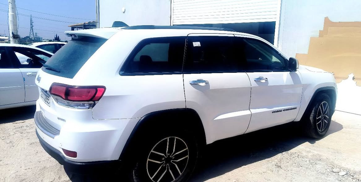 (Jeep Grand Cherokee Limited)  2022
المحرك: Pentastar V6 بسعة 3.6 لتر تنفس طبيعي
ناقل الحركة: أوتوماتيكي بـ 8 سرعات (TorqueFlite).
المقاعد: جلد فاخر  مع تحكم كهربائي للمقاعد الأمامية  ونظام ذاكرة لحفظ وضعية مقعد السائق
شاشة وسطية تعمل باللمس ‌        ( ***********  )
شحن لاسلكي للهواتف، فتحة سقف
فتح الصندوق الخلفي كهربائياً
المواصفات (الوارد الأمريكي)
كيرو محرك و دواخل و ئيرباك ستيرن و دشبول و كهربائيات و.... وتحويل و وكالة كل كل شرط مال للبيت
صبغ خمس قطعات و شبر قبل سلايت بدون دواخل شرط 
ماشية 50 
سعر 193$ 
*********** مكان قضاء بردرش اكر, نينوى
