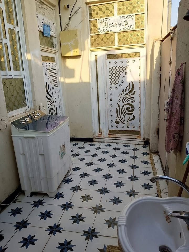 بيت للبيع طابو مساحه 100 م مطلوب اسكان 20 مليون بصوب بني ركاب يم إعداديه سومر المهنيه بناء جديد غرفه وصاله ومطبخ وحمام داخلي  واستقبال ومنور وكلدور وحمامات خارجيه للاستفسار ***********
